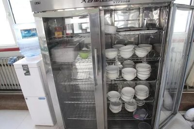 餐厅消毒柜拿出来的餐具真的干净吗?