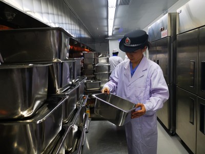 不打招呼直奔现场,北京三部门对校园食品安全突击检查
